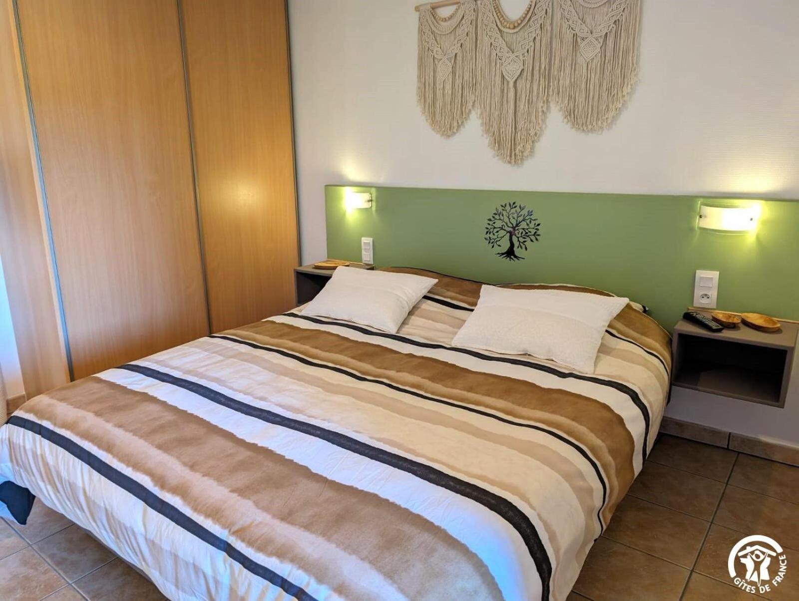 Bed and Breakfast La Maison Millesime La Caunette Екстер'єр фото